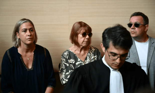 Ms Pélicot sitting in the court alongside her daughter Caroline Darian (L)