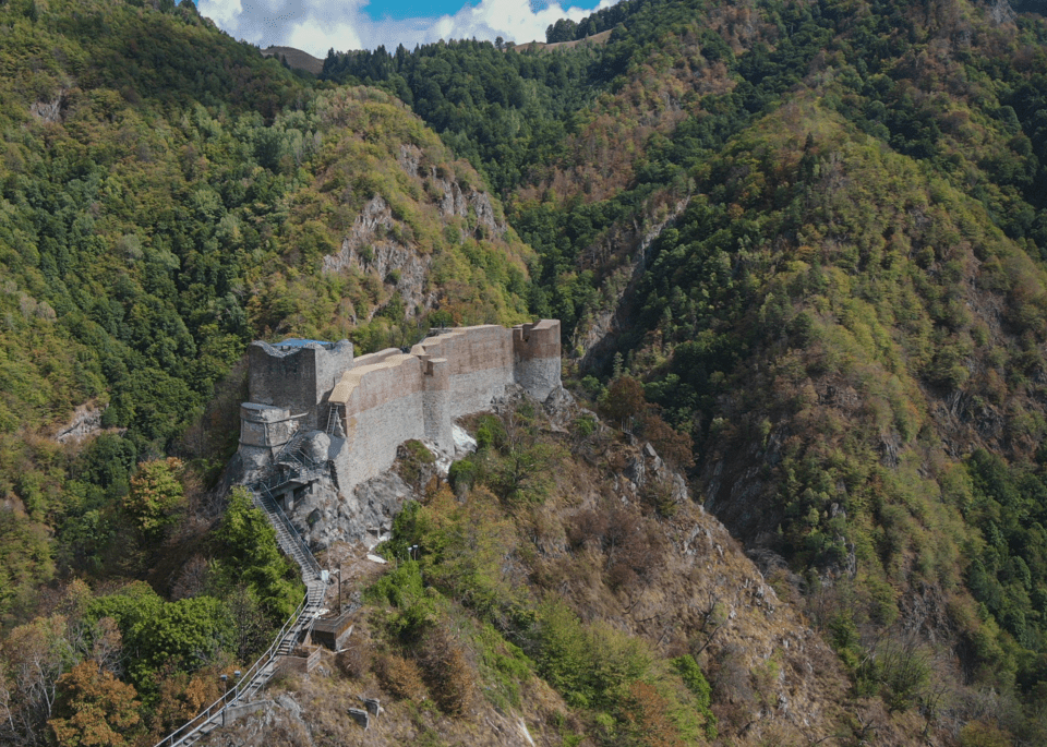 Poienari Castle, located in the city of Curtea de Arges, sits 800m high on a cliff