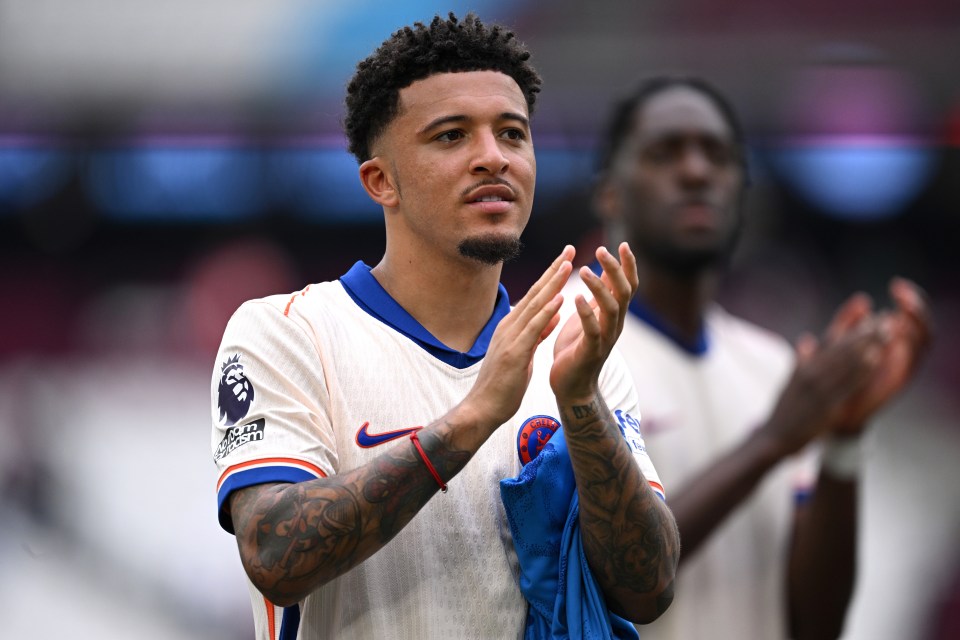 a soccer player wearing a white jersey with the word premier league on it