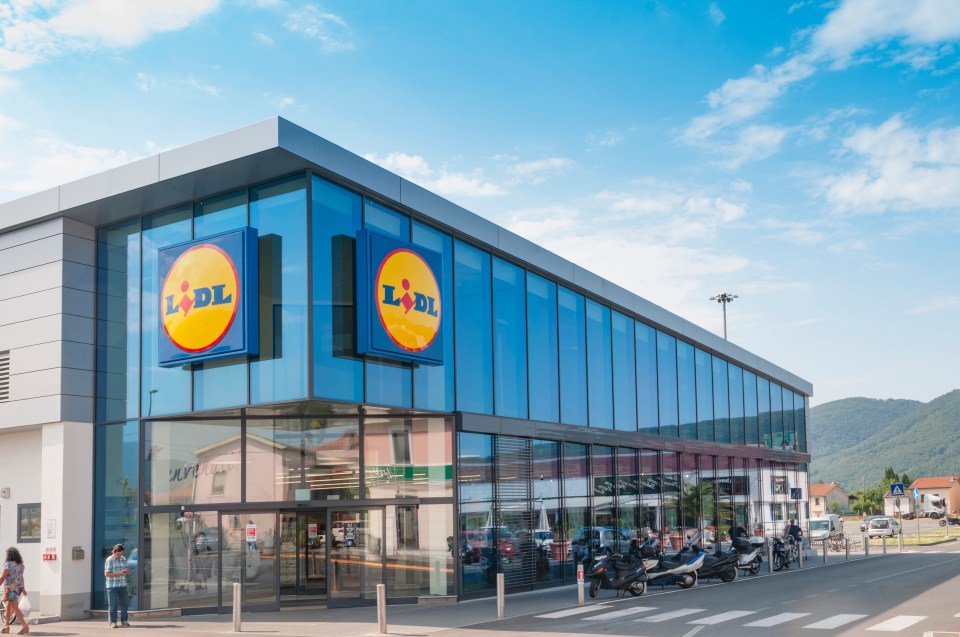 a building with a lidl sign on it