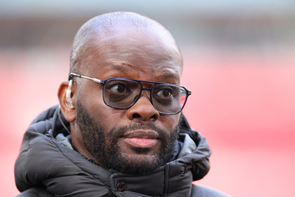 Red Devils cult hero Louis Saha believes his position could become "untenable"