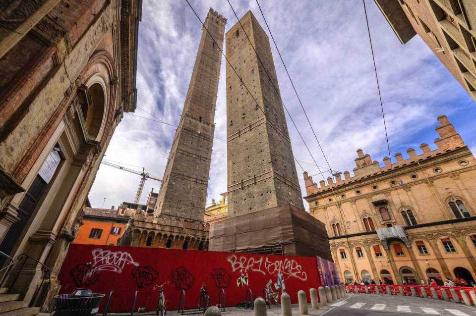 graffiti on a red wall that says brera