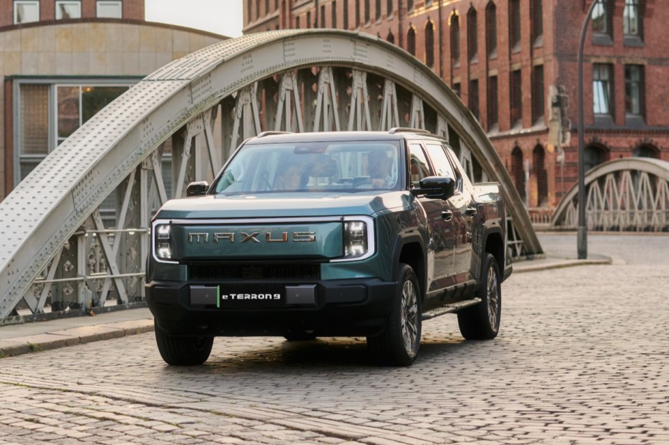 a green truck with the word maxus on the front