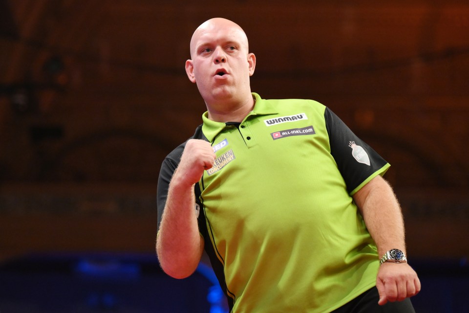 a man wearing a green shirt that says winmau on it