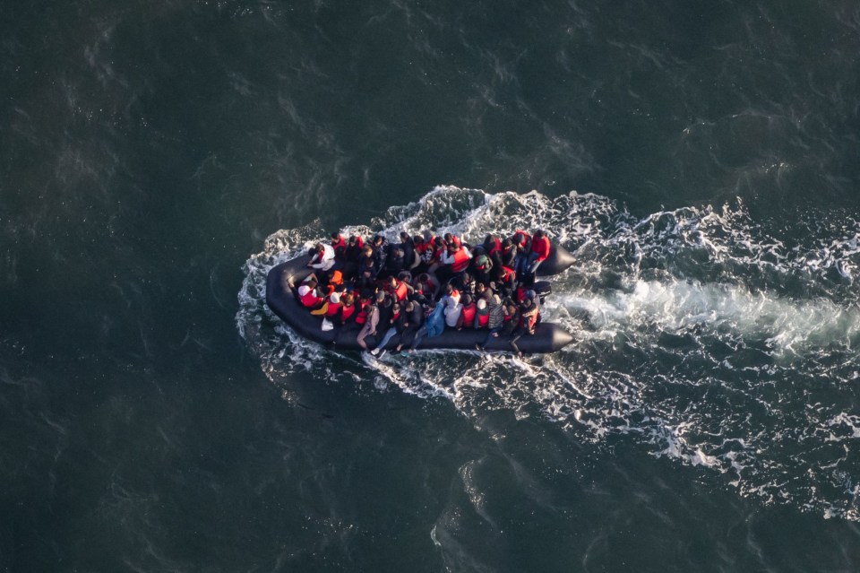 a boat full of people is floating in the ocean