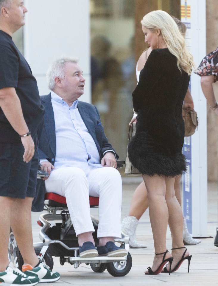 Eamonn and Katie chatted while waiting for a taxi after getting off the ship