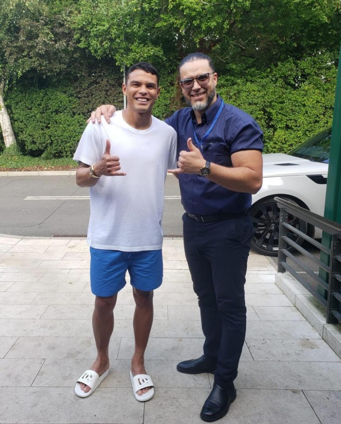 Thiago Silva gets hero's welcome by Chelsea staff as he returns to Cobham months after leaving on free transfer, , It's always a pleasure to return to this special place. Thank you for your continuous affection. The feeling is mutual. See you soon!