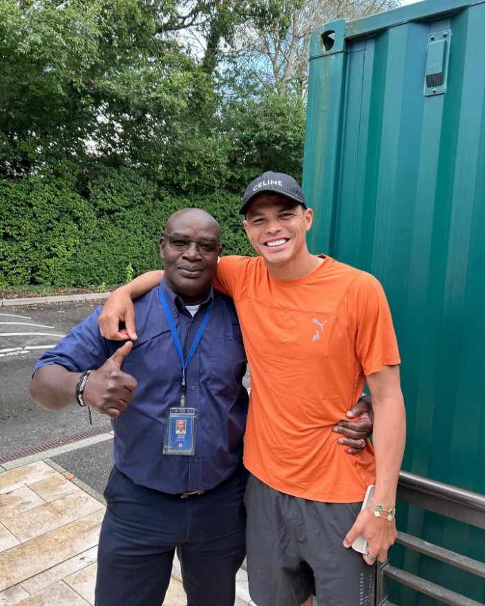 Thiago Silva gets hero's welcome by Chelsea staff as he returns to Cobham months after leaving on free transfer, , It's always a pleasure to return to this special place. Thank you for your continuous affection. The feeling is mutual. See you soon!