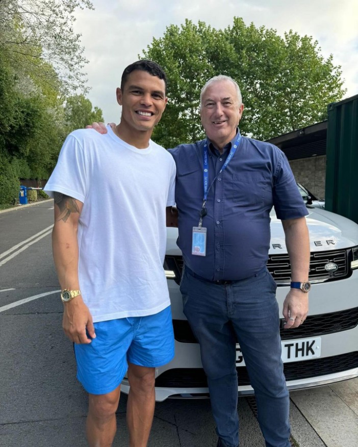 Thiago Silva gets hero's welcome by Chelsea staff as he returns to Cobham months after leaving on free transfer, , It's always a pleasure to return to this special place. Thank you for your continuous affection. The feeling is mutual. See you soon!