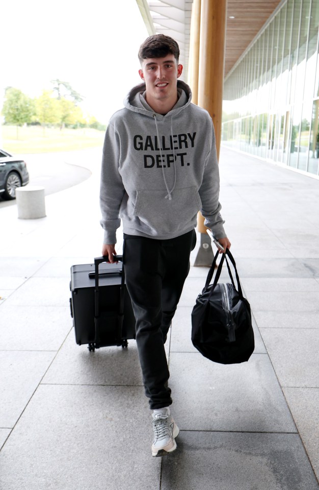 a man wearing a grey hoodie that says gallery deft