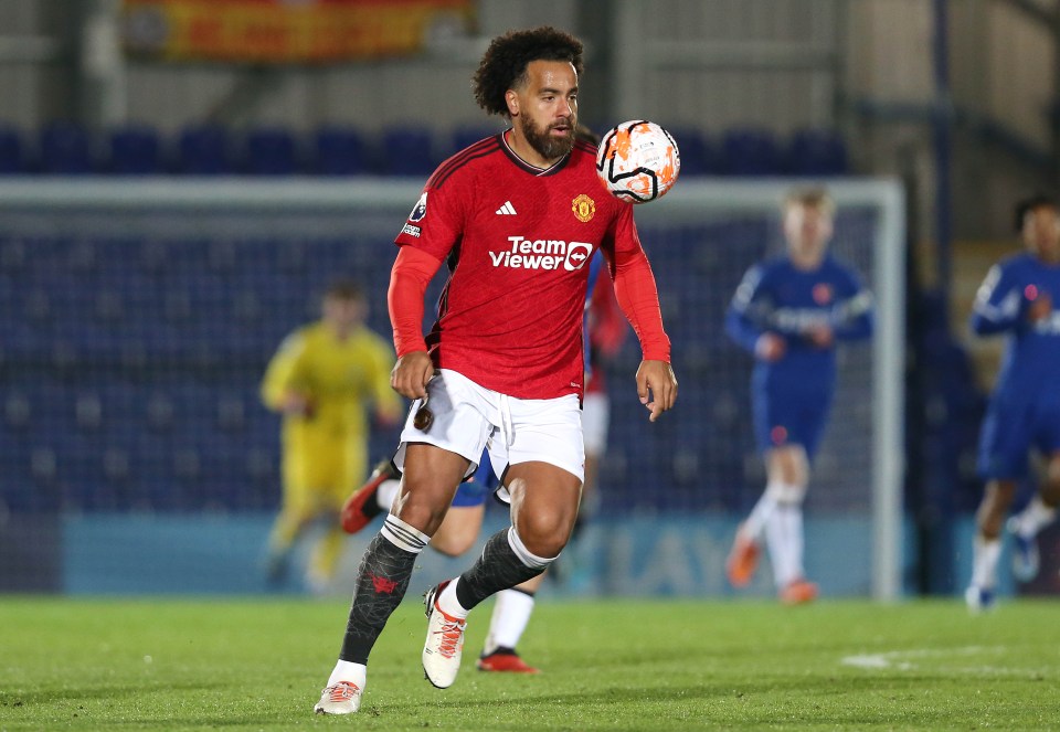 a soccer player wearing a red jersey that says teamviewer on it