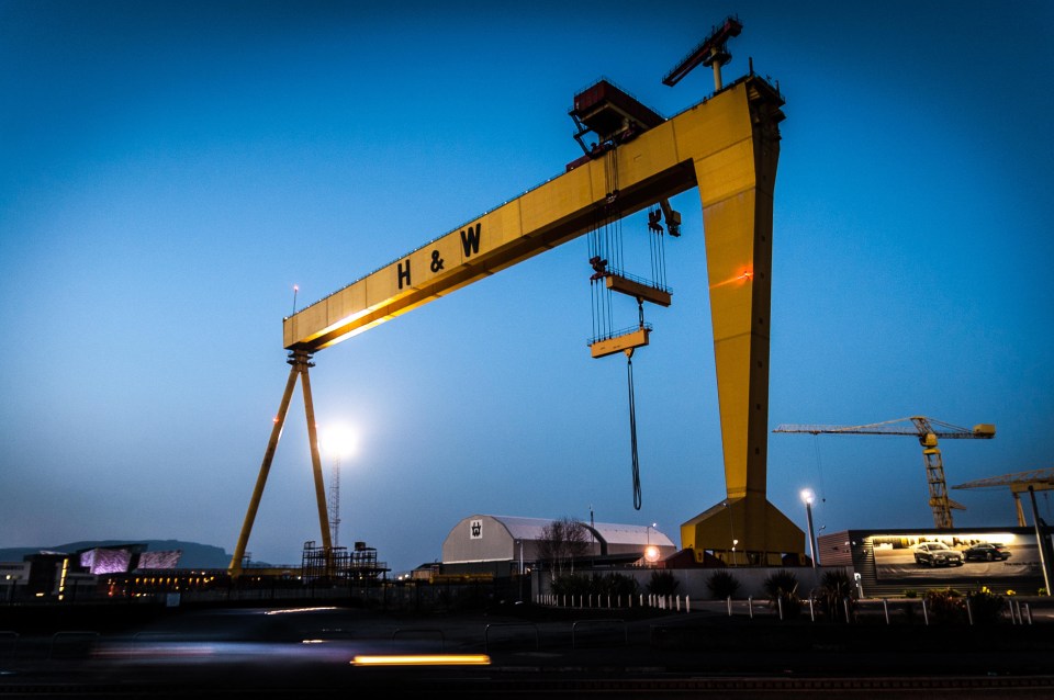 a large yellow crane with the letters h & w on it