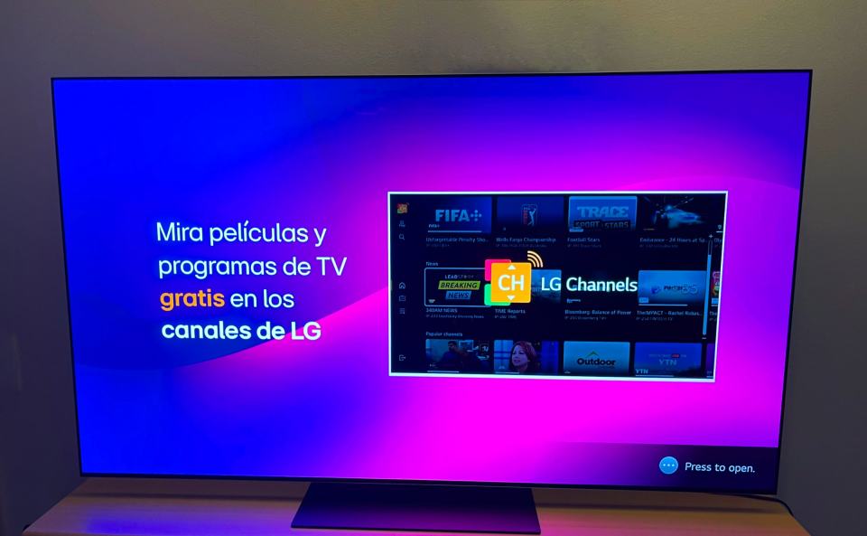 an lg tv displays a screen which says mira peliculas y programas de tv gratis en los canales de lg