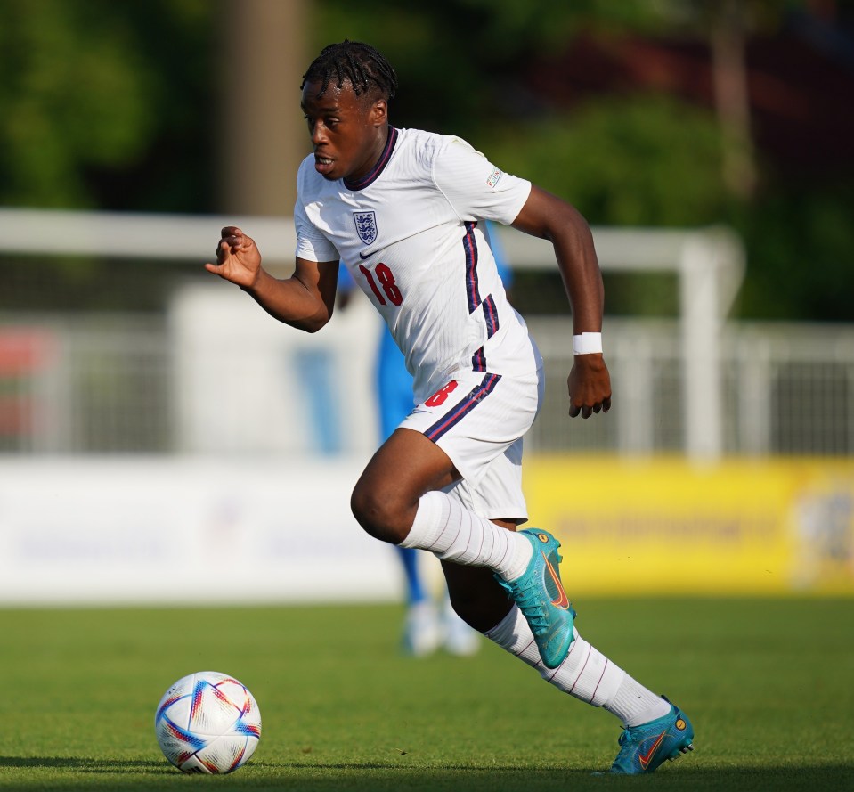 Gittens playing for England Under-19s v Italy in 2022