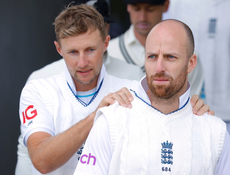 Joe Root hilariously used Jack Leach's head to shine the ball