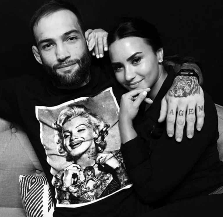 Vasconcelos dated singer Demi Lovato in 2017