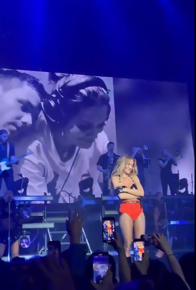 A photo of herself and Liam had been displayed on the screen behind her