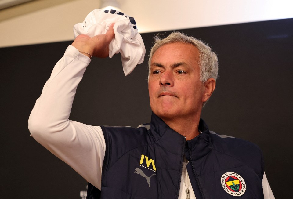 Mourinho gave signed shirts to a few English journalists