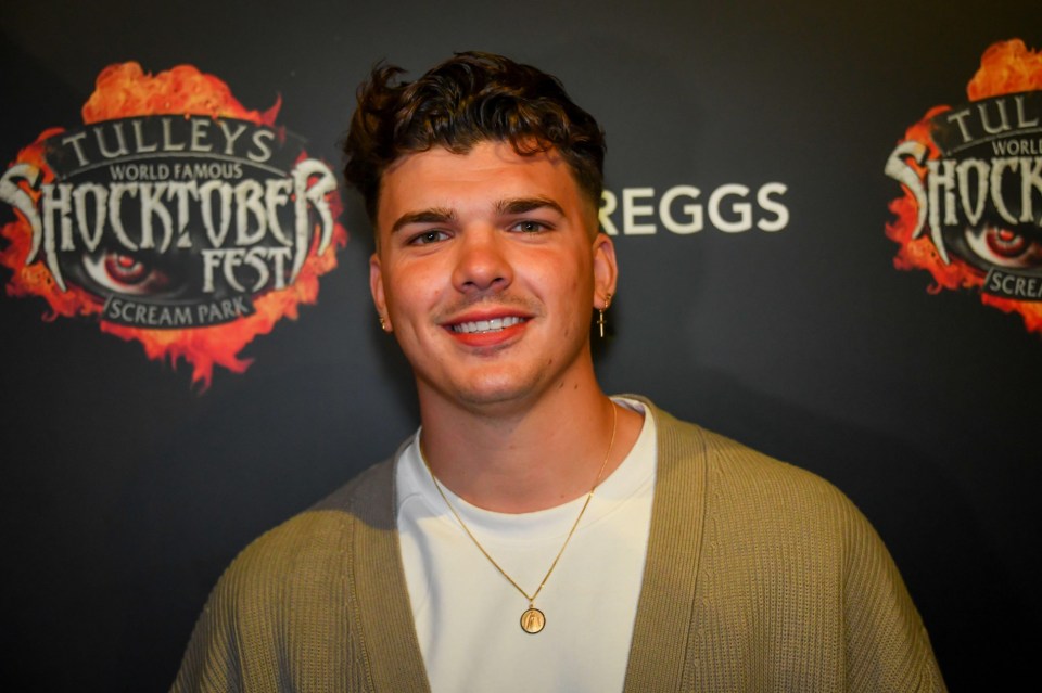 2Y8GGKP Crawley, UK. 4th Oct, 2024. BBC Traitors winner Harry Clark at Tulleys Shocktoberfest VIP 'black carpet' event. Credit: Thomas Faull/Alamy Live News