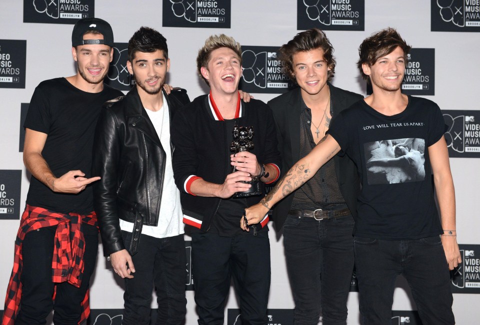 a group of men are posing for a picture in front of a wall that says video music awards