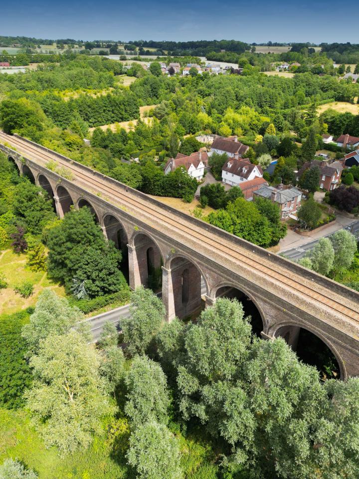 Trains go over the Chappel Viaduct, compared to the one in Harry Potter