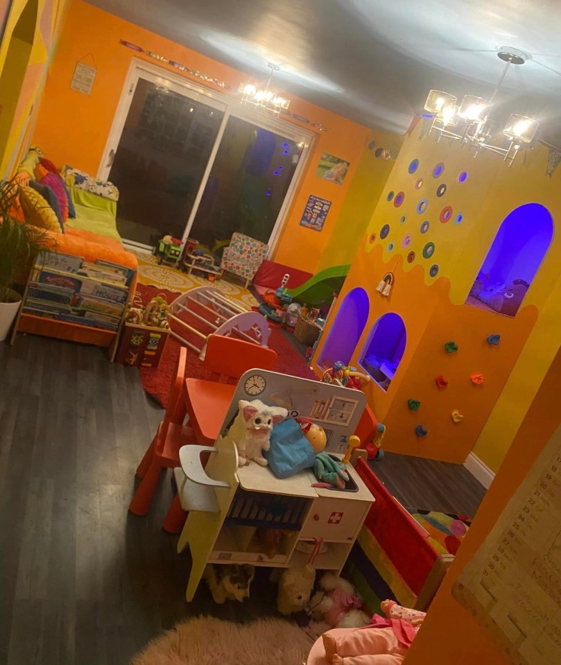 A mother wowed members of Facebook's DIY On A Budget group by transforming her living room into a playhouse