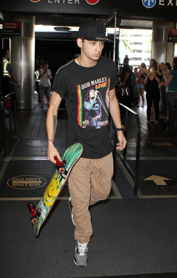 July 02, 2012: Harry Styles, Zayne Malik, Niall Horan, Liam Payne and Louis Tomlinson of the British-Irish boy band One Direction are seen departing Miami International Airport in Miami, FL. One Direction finished their 'Up All Night' US Tour and are going home to London.<br />
Pictured here: Zayn Malik.<br />
Mandatory Credit: INFphoto.com Ref: infusmi-11/13