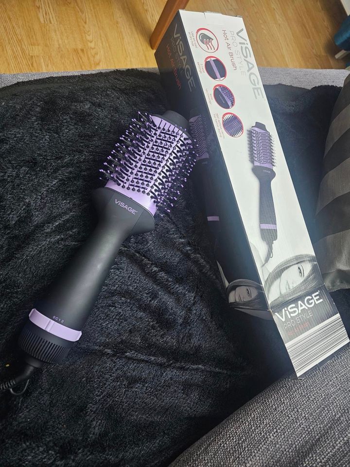 Beauty fans have shared rave reviews of the new £6.99 hot brush styler from Aldi