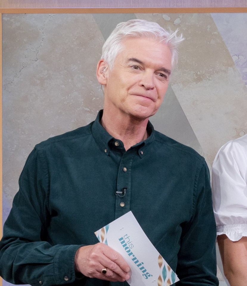 phillip schofield and holly willoughby pose for a photo