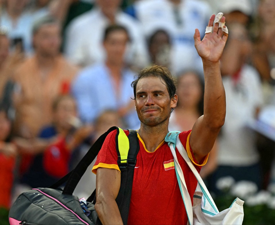 a man wearing a red shirt that says ' spain ' on it