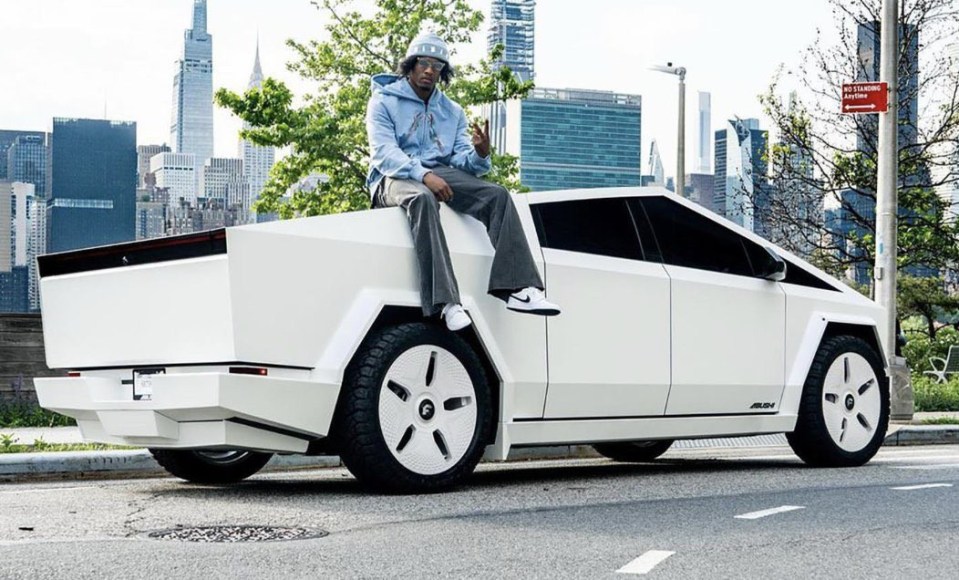 New York Giants star Isaiah Simmons shows off custom futuristic $100,000 Tesla Cybertruck as fans say 'it looks fake' //twitter.com/NFL_DovKleiman/status/1791177579237355861