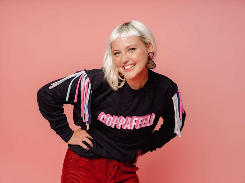 a woman wearing a black shirt that says gorra feel