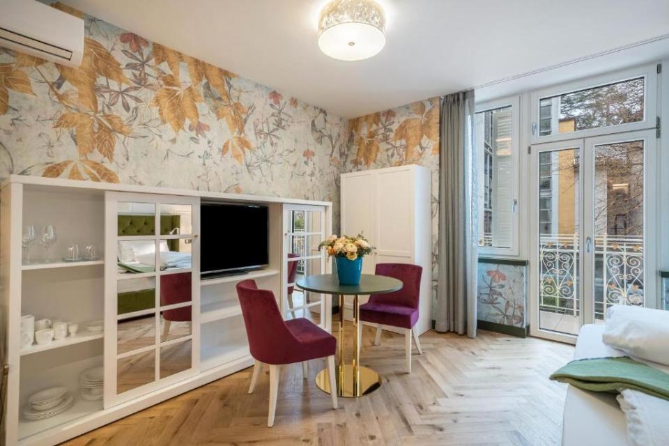 It has been renovated in a golden art nouveau style