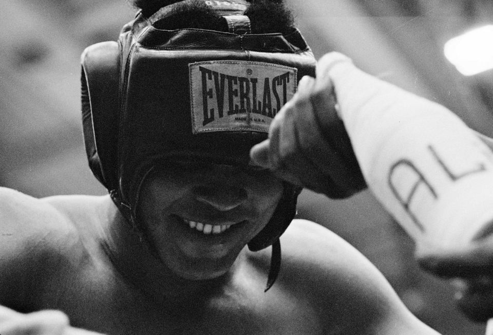 a boxer wearing a helmet that says everlast on it