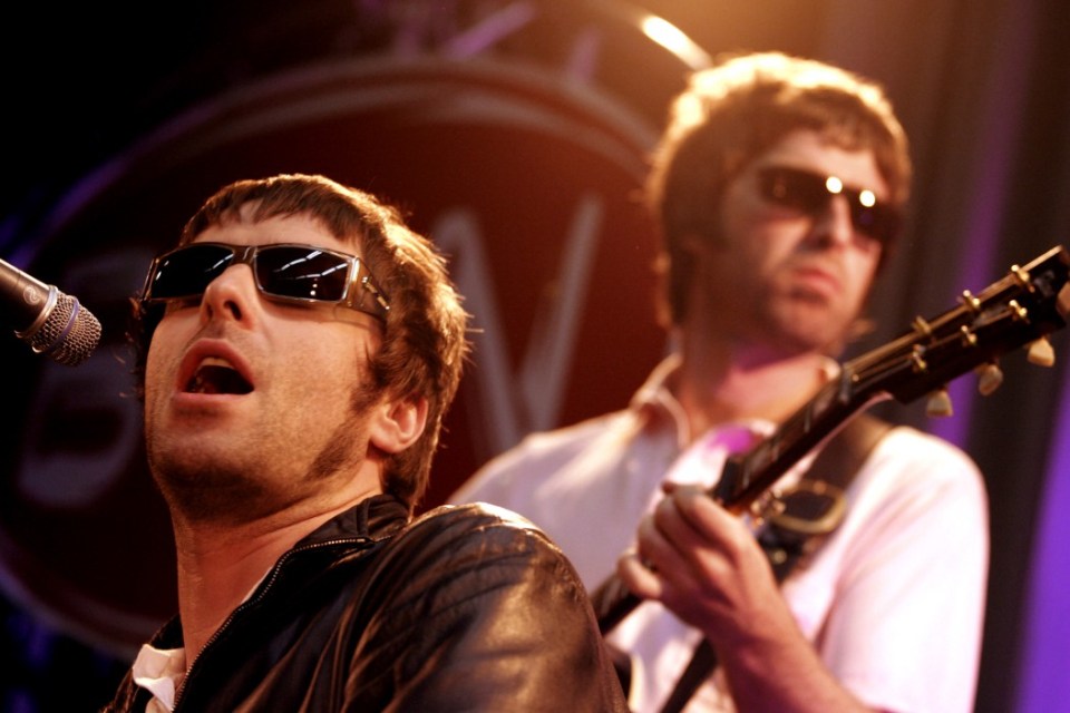 NETHERLANDS - JUNE 01:  Photo of Liam GALLAGHER and Noel GALLAGHER and OASIS; Liam Gallagher & Noel Gallagher performing live onstage  (Photo by Paul Bergen/Redferns)