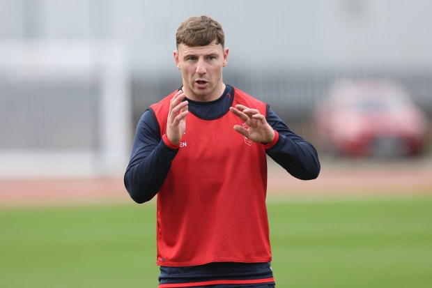 a man wearing a red vest with the word en on it