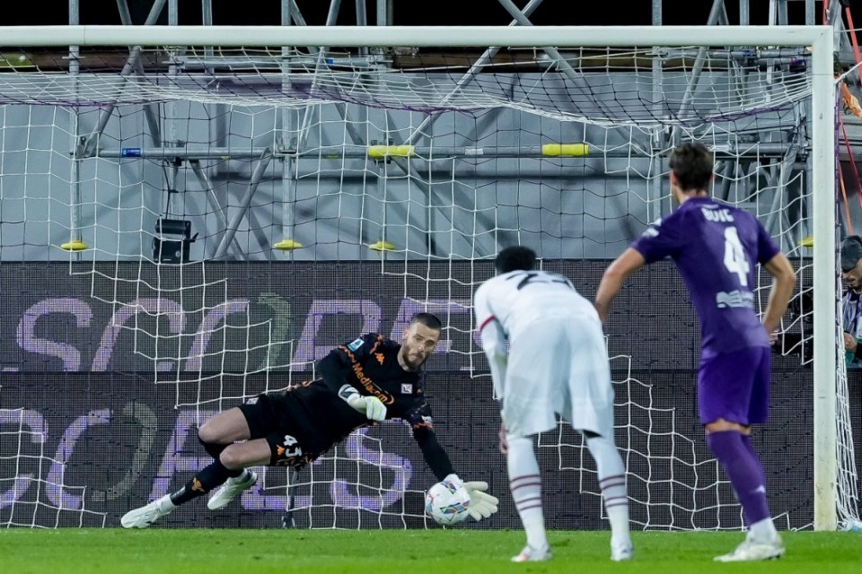 De Gea saved TWO penalties in Fiorentina's 2-1 win over AC Milan