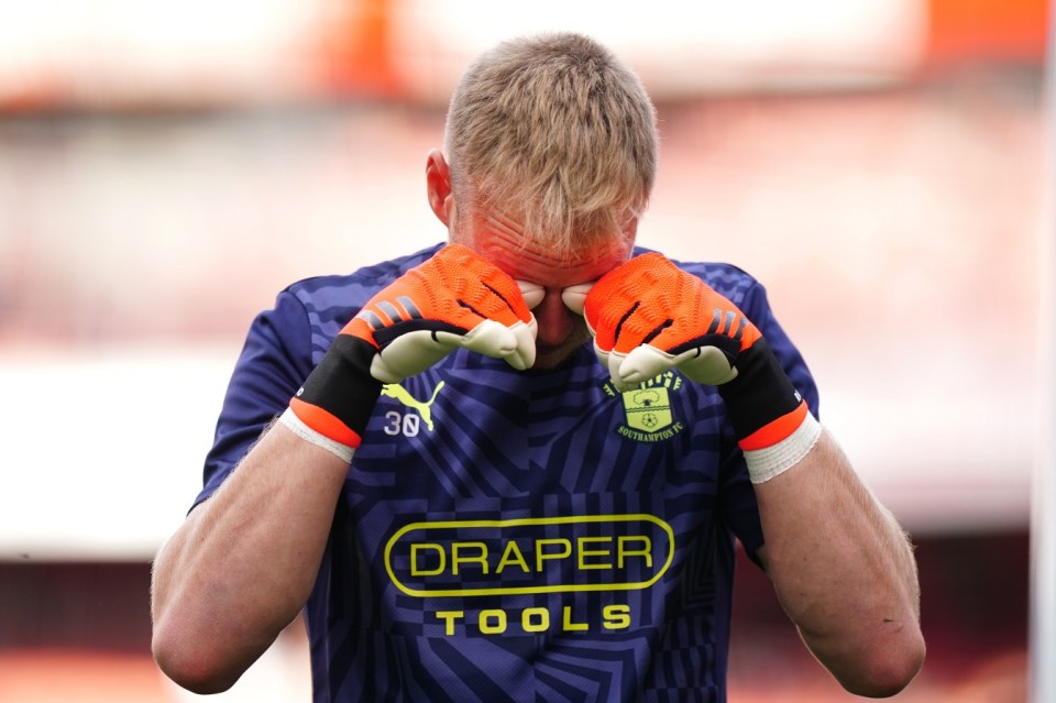 Southampton goalkeeper Aaron Ramsdale warming up prior to kick-off before the Premier League match at the Emirates Stadium, London. Picture date: Saturday October 5, 2024. PA Photo. See PA story SOCCER Arsenal. Photo credit should read: Zac Goodwin/PA Wire. RESTRICTIONS: EDITORIAL USE ONLY No use with unauthorised audio, video, data, fixture lists, club/league logos or "live" services. Online in-match use limited to 120 images, no video emulation. No use in betting, games or single club/league/player publications.