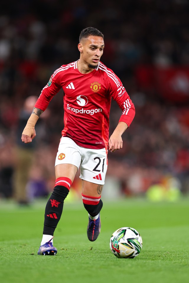 soccer player wearing a red jersey with snapdragon on it