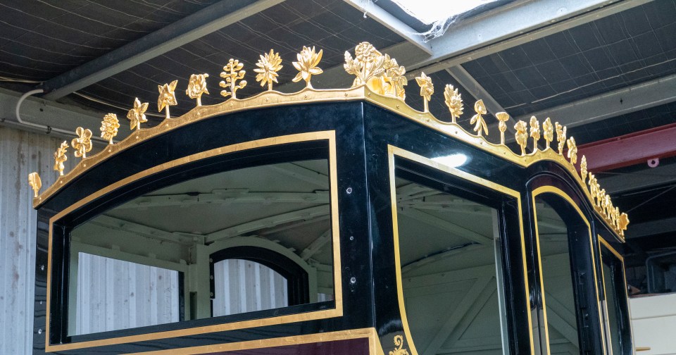 The roof is decorated with 56 bronze flowers representing every Commonwealth country’s national flower