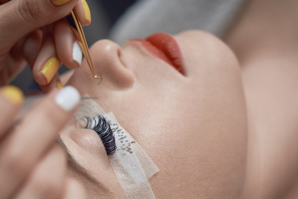 Makeup artist to the stars Lielle Neury has revealed how to perfect your false eyelshes