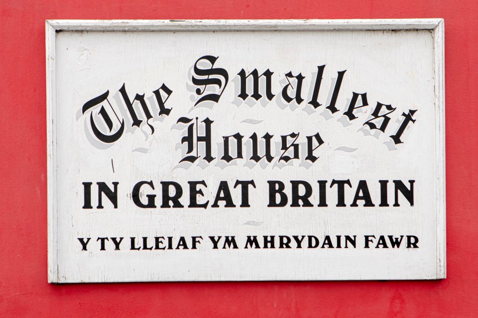 a sign that says the smallest house in great britain