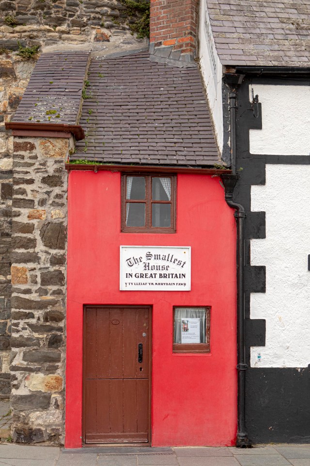 the smallest house in great britain is painted red