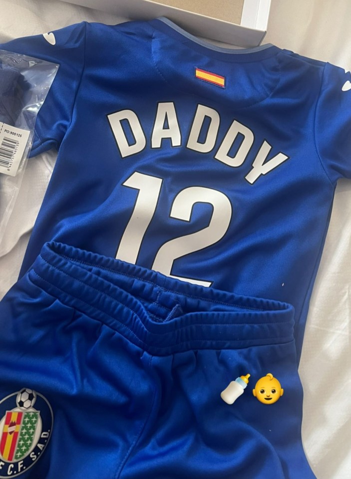 a blue jersey with the name daddy on it