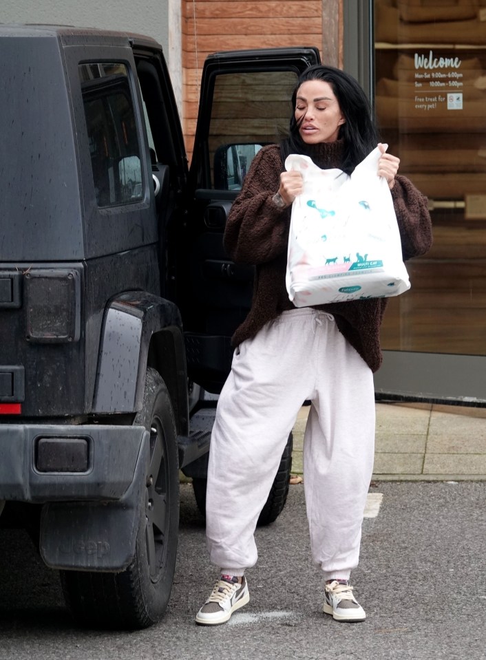 The amateur singer was spotted packing huge bags into her car