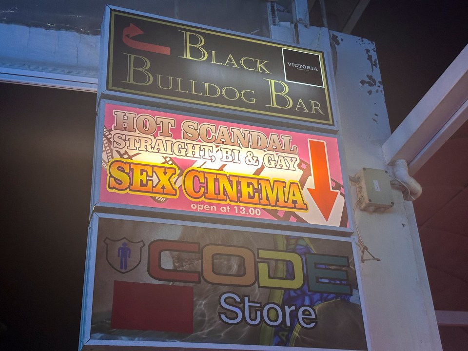 a sign that says black bulldog bar on it