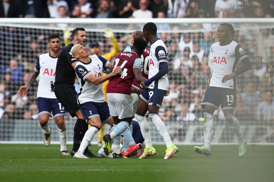 Richarlison took a sore one from Mohammed Kudus