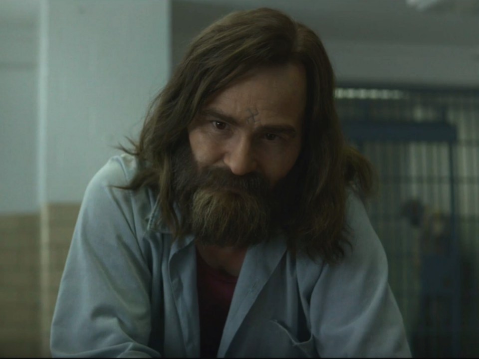 Damon Herriman playing Manson in Mindhunter