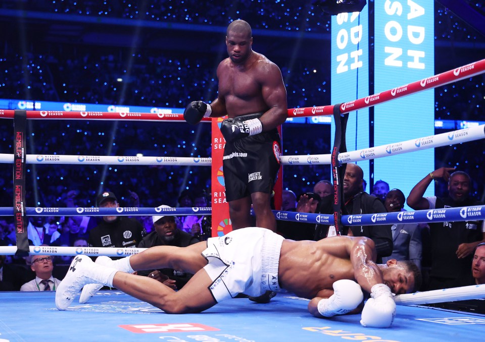 two boxers in a ring with a sign that says ash on it