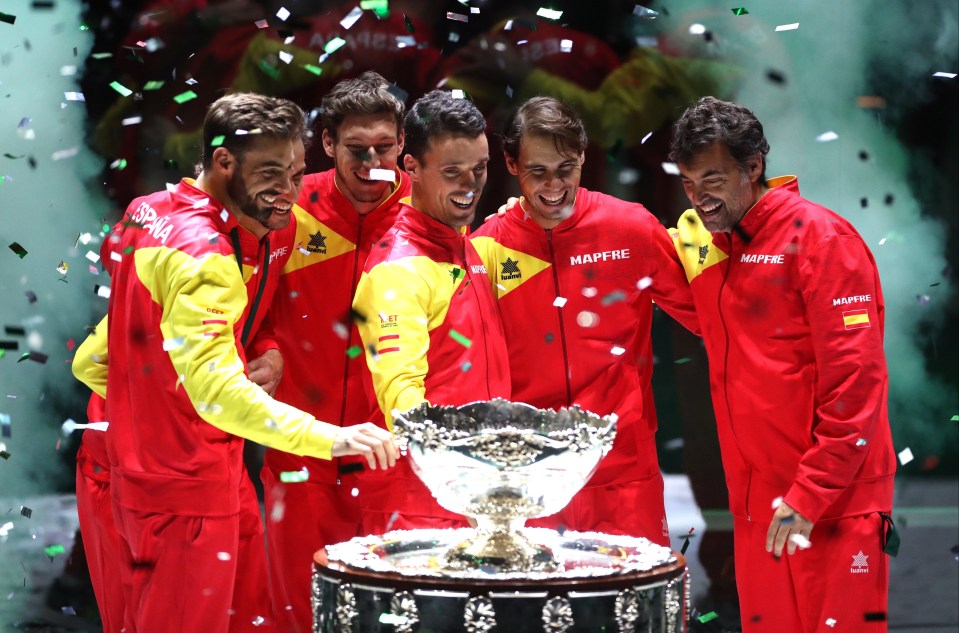 a group of men wearing red and yellow jackets that say mapfre